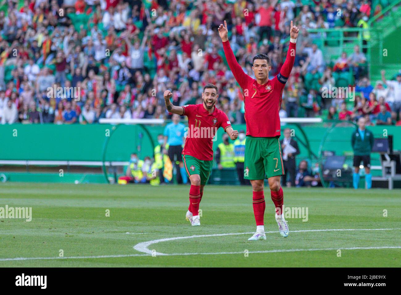 Lisbonne, Portugal. 05th juin 2022. 05 juin 2022. Lisbonne, Portugal. PortugalÕs et le milieu de terrain de Manchester United Bruno Fernandes (11) et le joueur de PortugalÕs et de Manchester United Cristiano Ronaldo (7) célébrant après qu'un coéquipier ait marqué un but lors du tournoi final de la Ligue des Nations de l'UEFA entre le Portugal et la Suisse Credit: Alexandre de Sousa/Alay Live News Banque D'Images
