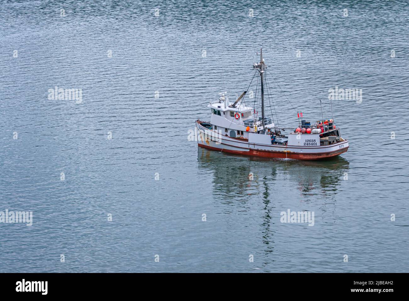 Juneau, Alaska, États-Unis - 19 juillet 2011 : gros plan d'un bateau de pêche d'Alrita rouge-blanc en dehors de Seattle sur l'eau du chenal Gasineau bleu-gris. bal. Portectif Banque D'Images