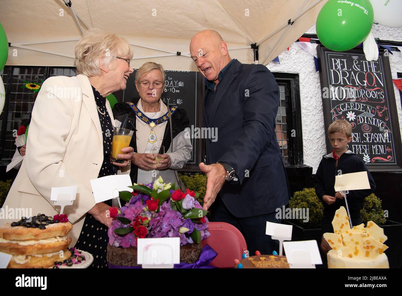 Cookham, Berkshire, Royaume-Uni. 5th juin 2022. Les résidents et leurs familles et amis se sont amusés à la fête de Cookham Jubilee Street aujourd'hui dans le Berkshire. Ils ont été rejoints par l'actrice Wendy Craig (à gauche), l'acteur et journaliste Ross Kemp plus le maire du Royal Borough of Windsor et Maidenhead, Cllr Christine Bateson qui a fait le jugement du meilleur gâteau. Les gâteaux ont ensuite été vendus pour recueillir de l'argent pour l'organisme de bienfaisance Thames Hospice. Crédit : Maureen McLean/Alay Live News Banque D'Images