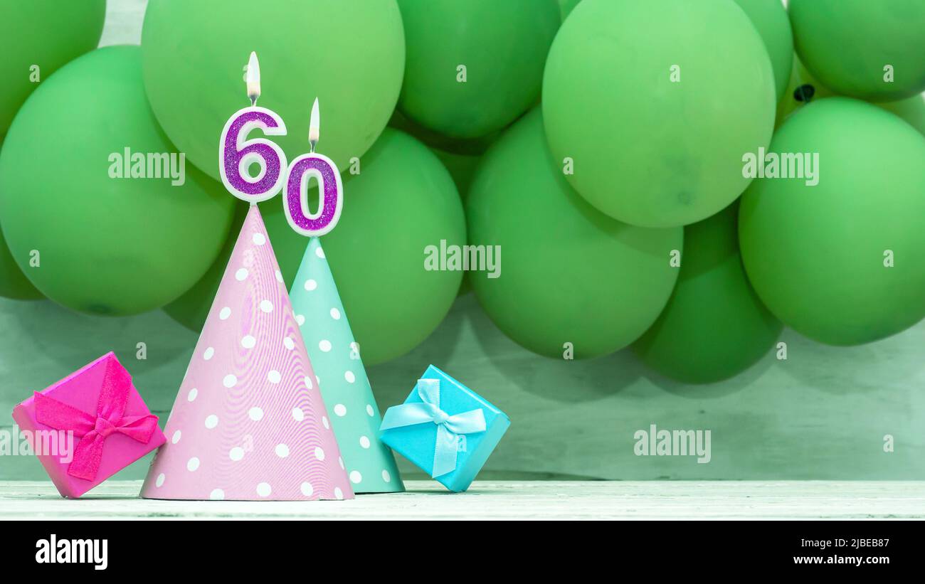 Numéro d'anniversaire, une belle carte avec des ballons et des numéros de bougies, un fond joyeux anniversaire pour une fille. Banque D'Images