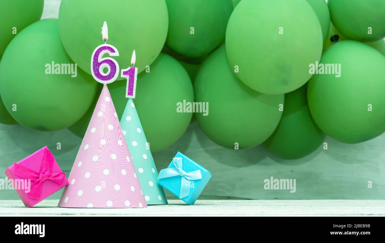 Numéro d'anniversaire, une belle carte avec des ballons et des numéros de bougies, un fond joyeux anniversaire pour une fille. Banque D'Images