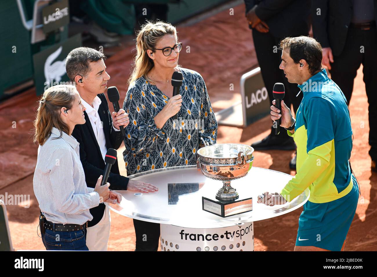 Paris, France - 05/06/2022, Rafael 'Rafa' Nadal d'Espagne avec le trophée est interviewé par la chaîne de télévision française 'France Televisions' ('France TV Sport', 'France 2') avec Justine Henin, Laurent Luyat et Mary Pierce après la finale de l'Open de France contre Casper Ruud, tournoi de tennis Grand Chelem sur 5 juin, 2022 au stade Roland-Garros à Paris, France - photo Victor Joly / DPPI Banque D'Images