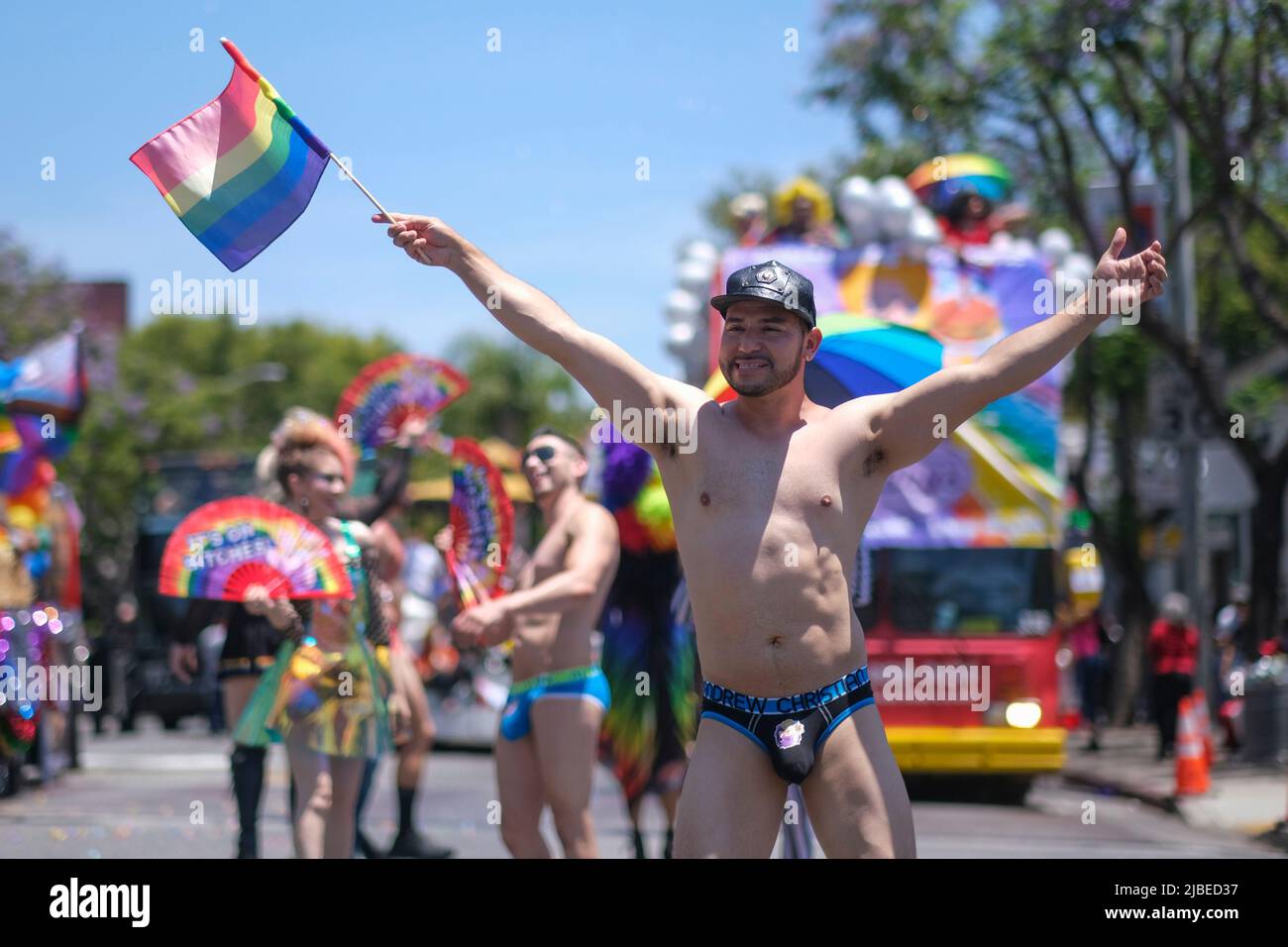 Los Angeles, Californie, États-Unis. 5th juin 2022. Défilez les participants avec une marche en costume le long du boulevard Santa Monica lors de la parade de la fierté de l'OESH à Hollywood Ouest le dimanche 5 juin 2022. (Image de crédit : © Ringo Chiu/ZUMA Press Wire) Banque D'Images