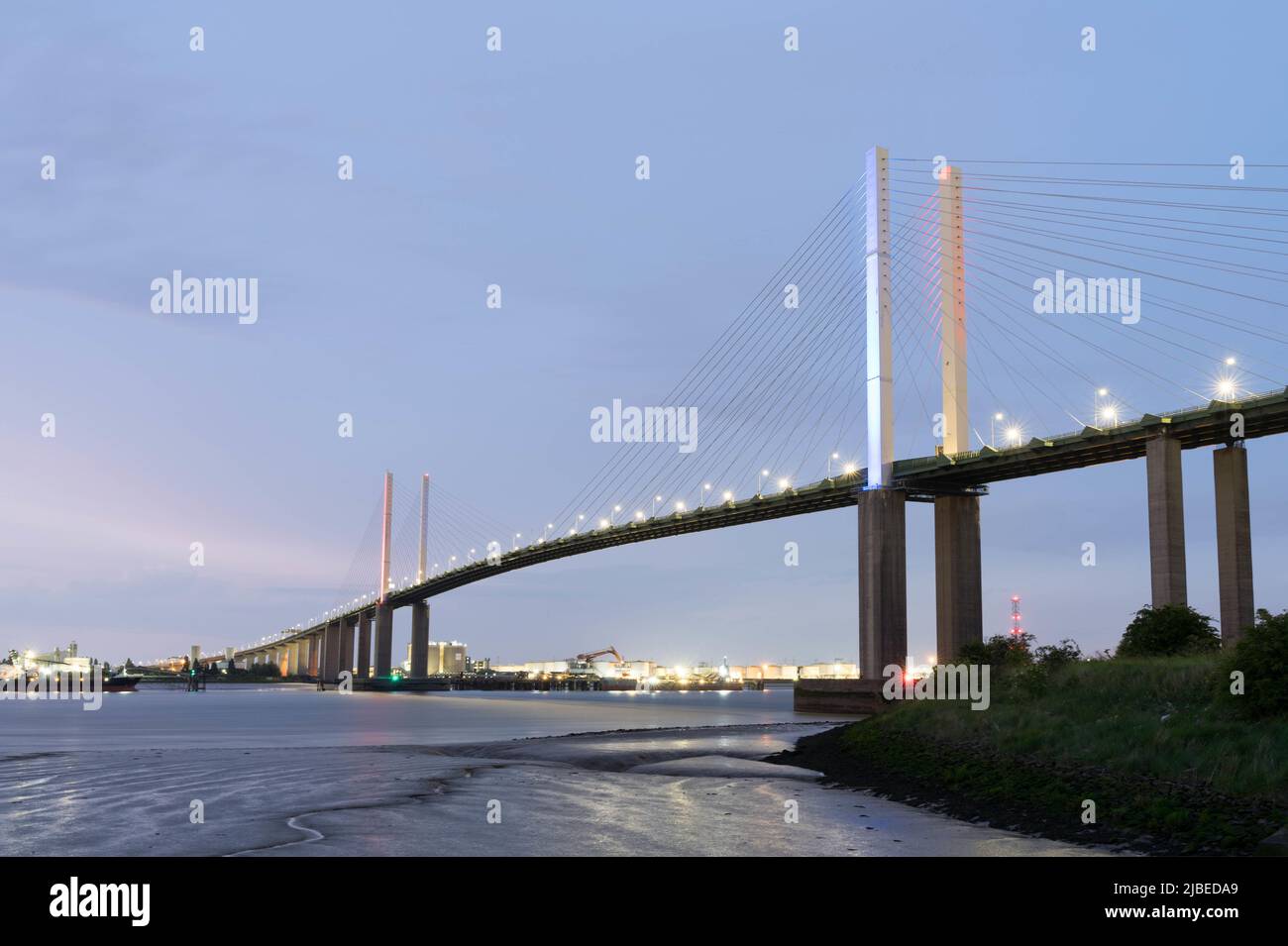 Le pont de la Reine Elizabeth II (QE 2) illuminé de couleurs rouges et bleues en hommage à sa majesté la Reine Platinum Jubilee, Kent Angleterre Royaume-Uni Banque D'Images