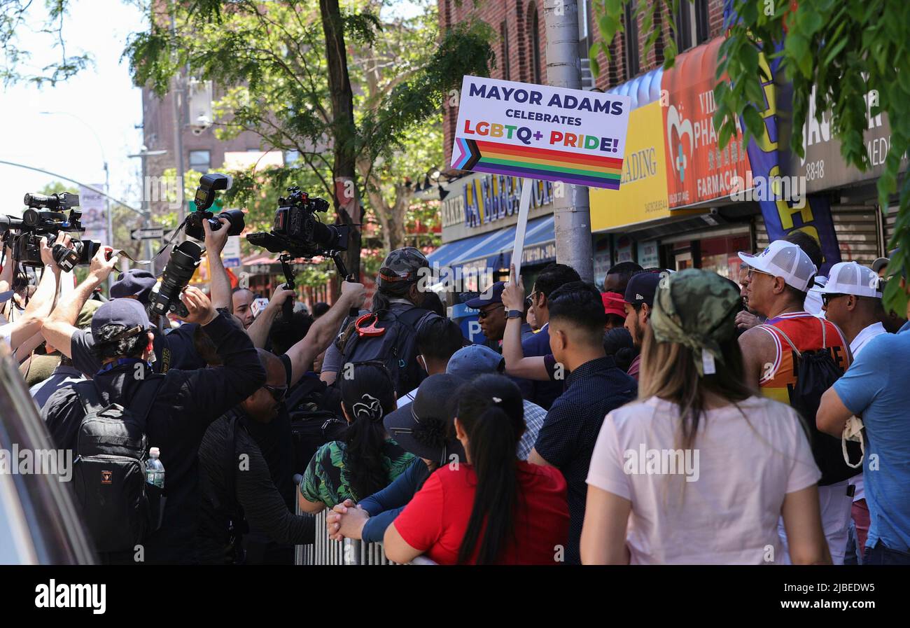 Jackson Heights, New York, États-Unis, 05 juin 2022 - des milliers de personnes et le maire de New York, Eric Adams, ont défilé annuel de la fierté du Queens en 30th à Jackson Heights, New York. Photo: Crédit PHOTO Luiz Rampelotto/EuropaNewswire OBLIGATOIRE. Banque D'Images