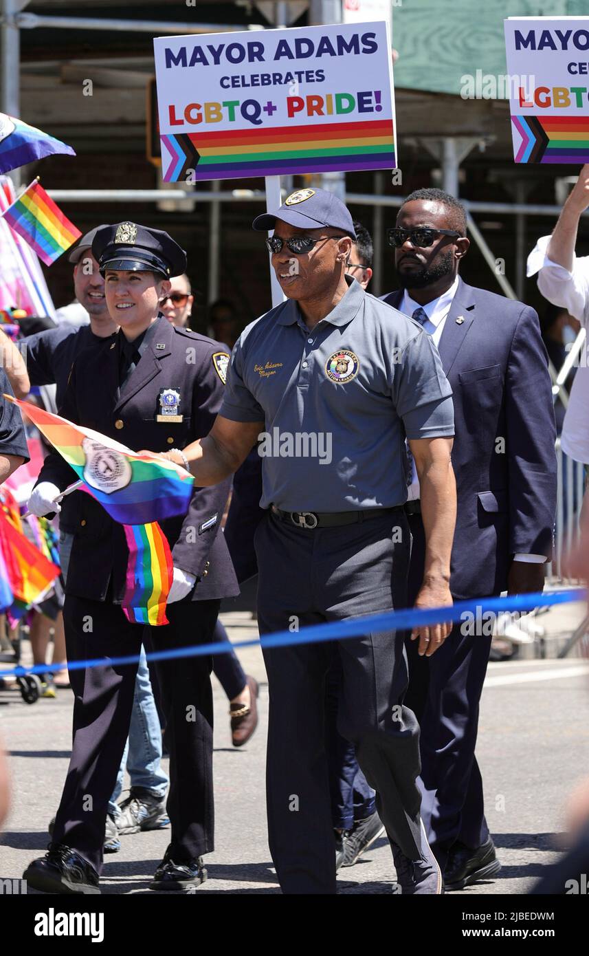 Jackson Heights, New York, États-Unis, 05 juin 2022 - des milliers de personnes et le maire de New York, Eric Adams, ont défilé annuel de la fierté du Queens en 30th à Jackson Heights, New York. Photo: Crédit PHOTO Luiz Rampelotto/EuropaNewswire OBLIGATOIRE. Banque D'Images