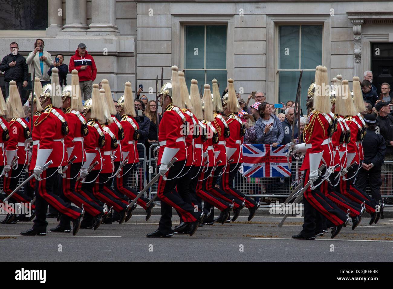 Londres, Royaume-Uni. 5th juin 2022. Les Royal Horse Guards passent devant le Platinum Jubilee Pageant qui se tient dans le centre de Londres pour marquer les 70 ans de sa Majesté sur le trône. La parade de 3km est dirigée par l'entraîneur d'État d'or, une voiture de 260 ans qui transportait la Reine vers et depuis son couronnement en 1953. Credit: Kiki Streitberger / Alamy Live News Banque D'Images