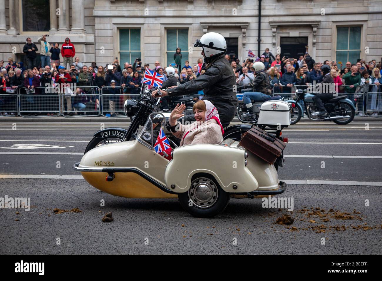 Londres, Royaume-Uni. 5th juin 2022. Une moto avec des passes sidecar dans le cadre du Platinum Jubilee Pageant qui se tient dans le centre de Londres pour marquer les 70 ans de sa Majesté sur le trône. La parade de 3km est dirigée par l'entraîneur d'État d'or, une voiture de 260 ans qui transportait la Reine vers et depuis son couronnement en 1953. Credit: Kiki Streitberger / Alamy Live News Banque D'Images