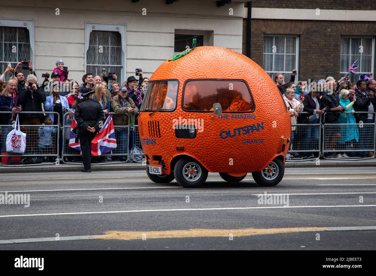 Londres, Royaume-Uni. 5th juin 2022. Une Mini Outspan Orange passe dans le cadre du Jubilé de platine qui se tient dans le centre de Londres pour marquer les 70 ans de sa Majesté sur le trône. La parade de 3km est dirigée par l'entraîneur d'État d'or, une voiture de 260 ans qui transportait la Reine vers et depuis son couronnement en 1953. Credit: Kiki Streitberger / Alamy Live News Banque D'Images