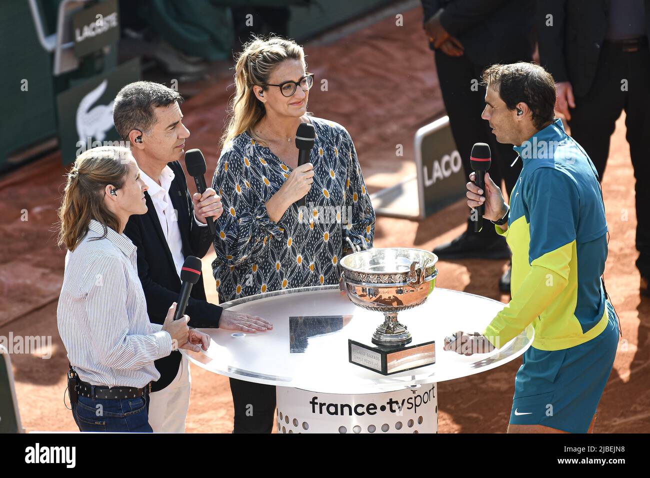 Rome, France: 5 juin 2022, Rafael "Rafa" Nadal d'Espagne avec le trophée  est interviewé par la chaîne de télévision française "France télévisions"  ("France TV Sport", "France 2") avec Justine Henin, Laurent Luyat