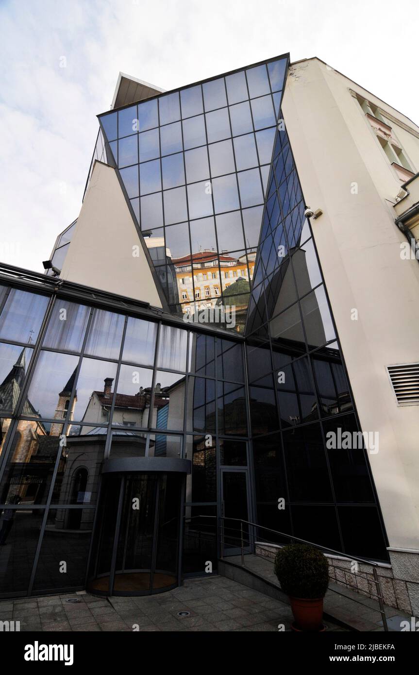 De beaux bâtiments anciens restaurés le long de Mula Mustafe Bašeskije, dans la vieille ville de Sarajevo, en Bosnie-Herzégovine. Banque D'Images