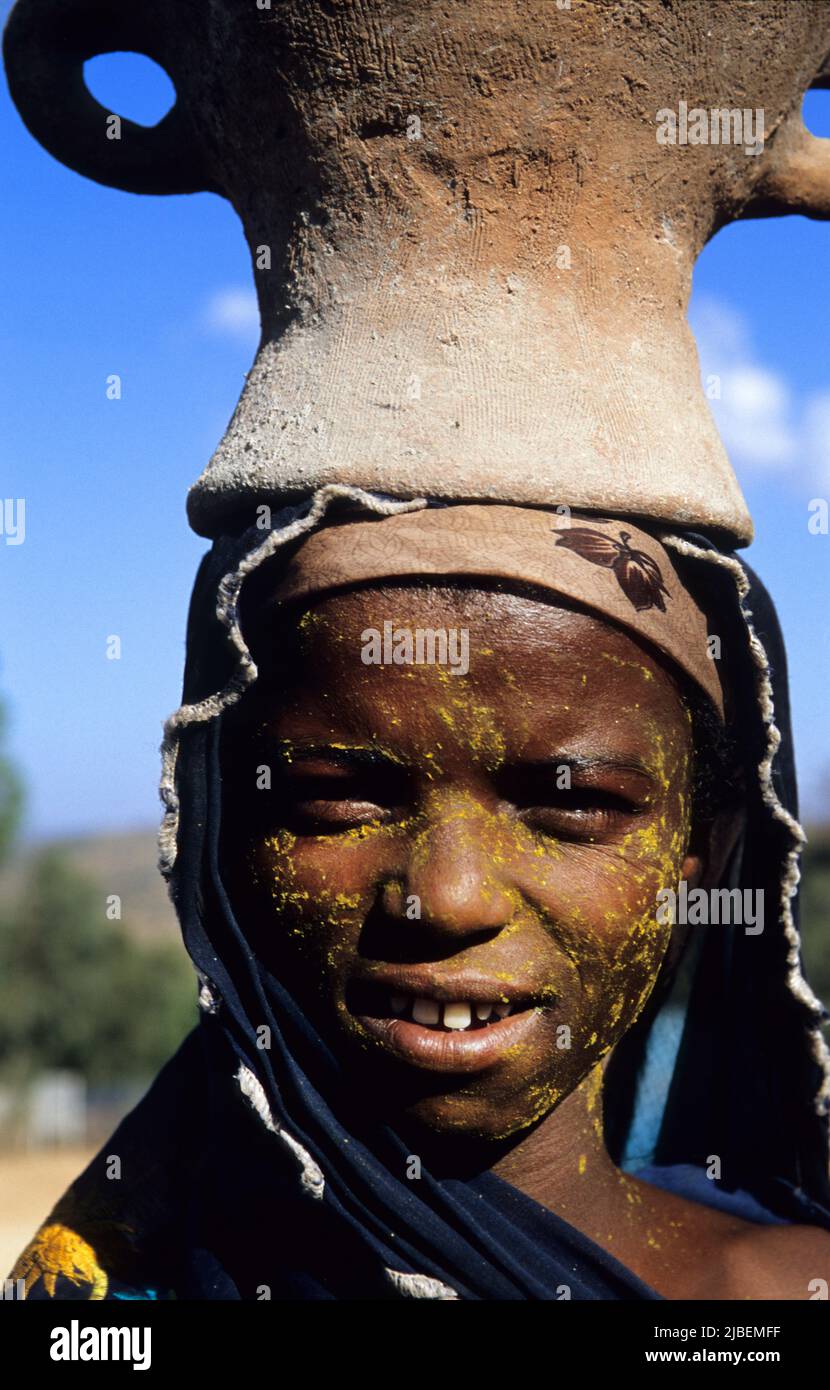Portrait d'une fille d'Oromo prise à Harar, en Éthiopie. Banque D'Images