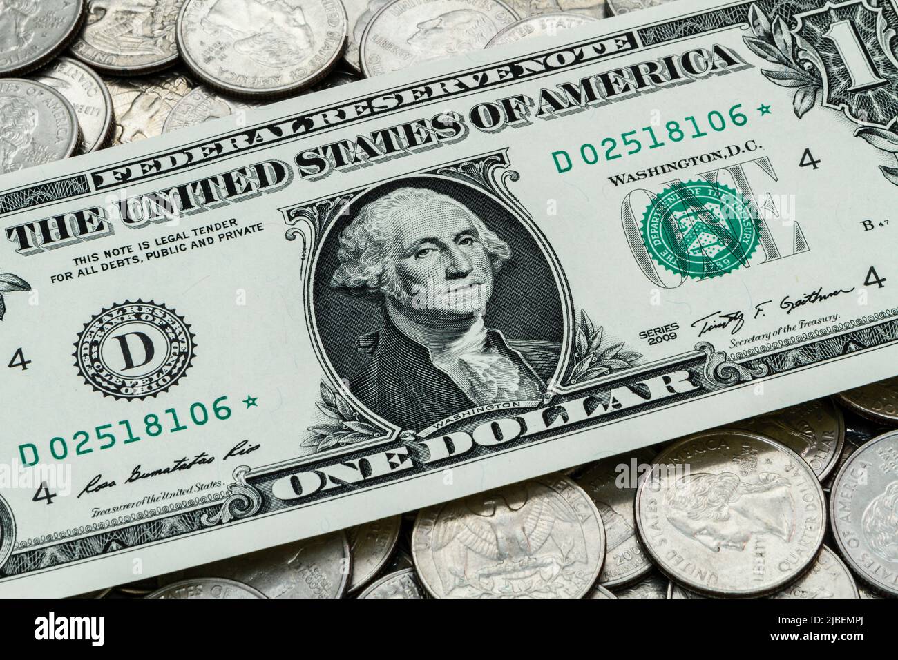 Gros plan sur le devant d'une facture officielle d'un dollar des États-Unis, qui repose sur un tas de divers États-Unis Washington, revêtus de style moderne (non argenté, cupronickel) Banque D'Images