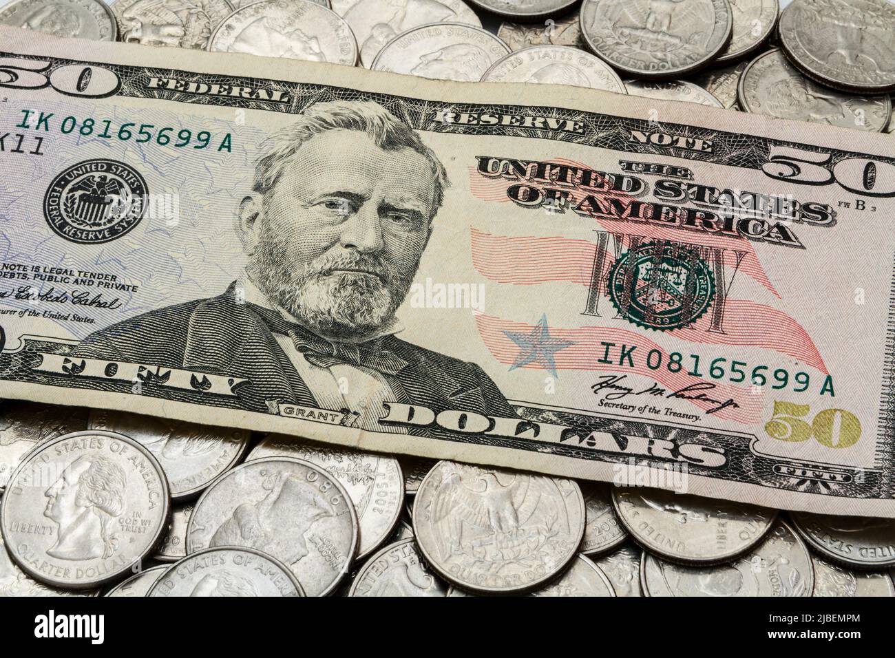 Gros plan sur le devant d'une facture officielle de cinquante dollars des États-Unis, qui repose sur une pile de divers USA Washingto habillés modernes (non argentés, cupronickel) Banque D'Images