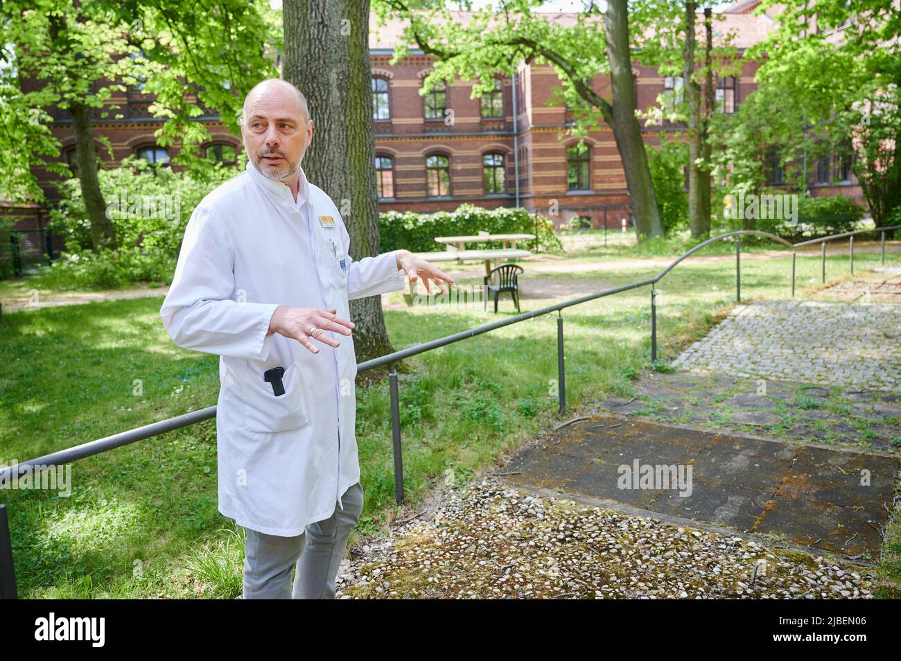 Berlin, Allemagne. 10th mai 2022. Torsten Kratz, spécialiste en neurologie, psychiatrie et gérontologie, parle dans la « salle de traitement verte » de l'hôpital protestant Queen Elisabeth Herzberge de la façon dont la thérapie de jardin peut aider. (À dpa 'la cueillette, le désherbage, la plantation: La thérapie de jardin sans médicament') Credit: Annette Riedl/dpa/Alay Live News Banque D'Images