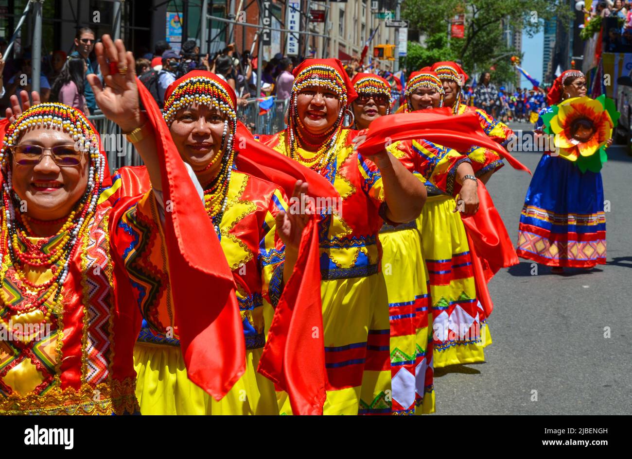 Les femmes sont vues danser avec des tenues Philippines traditionnelles lors de la parade annuelle de l'indépendance des Philippines à 5 juin 2022 à New York. (Photo par Ryan Rahman/Pacific Press/Sipa USA) Banque D'Images