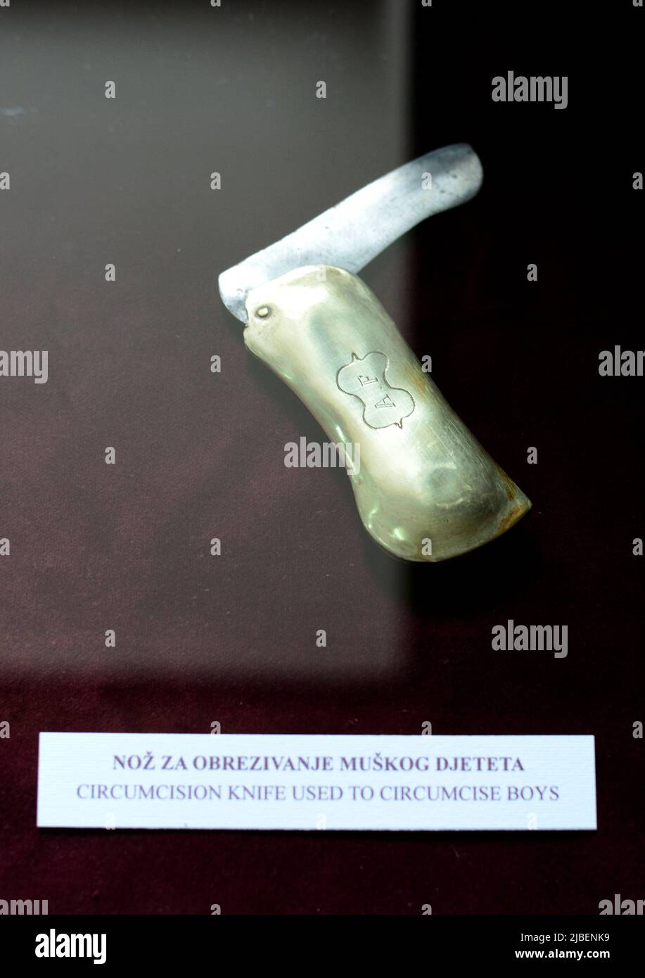 Un vieux couteau de circoncision exposé au musée juif situé dans l'ancienne synagogue Sephardi à Sarajevo, en Bosnie-Herzégovine. Banque D'Images