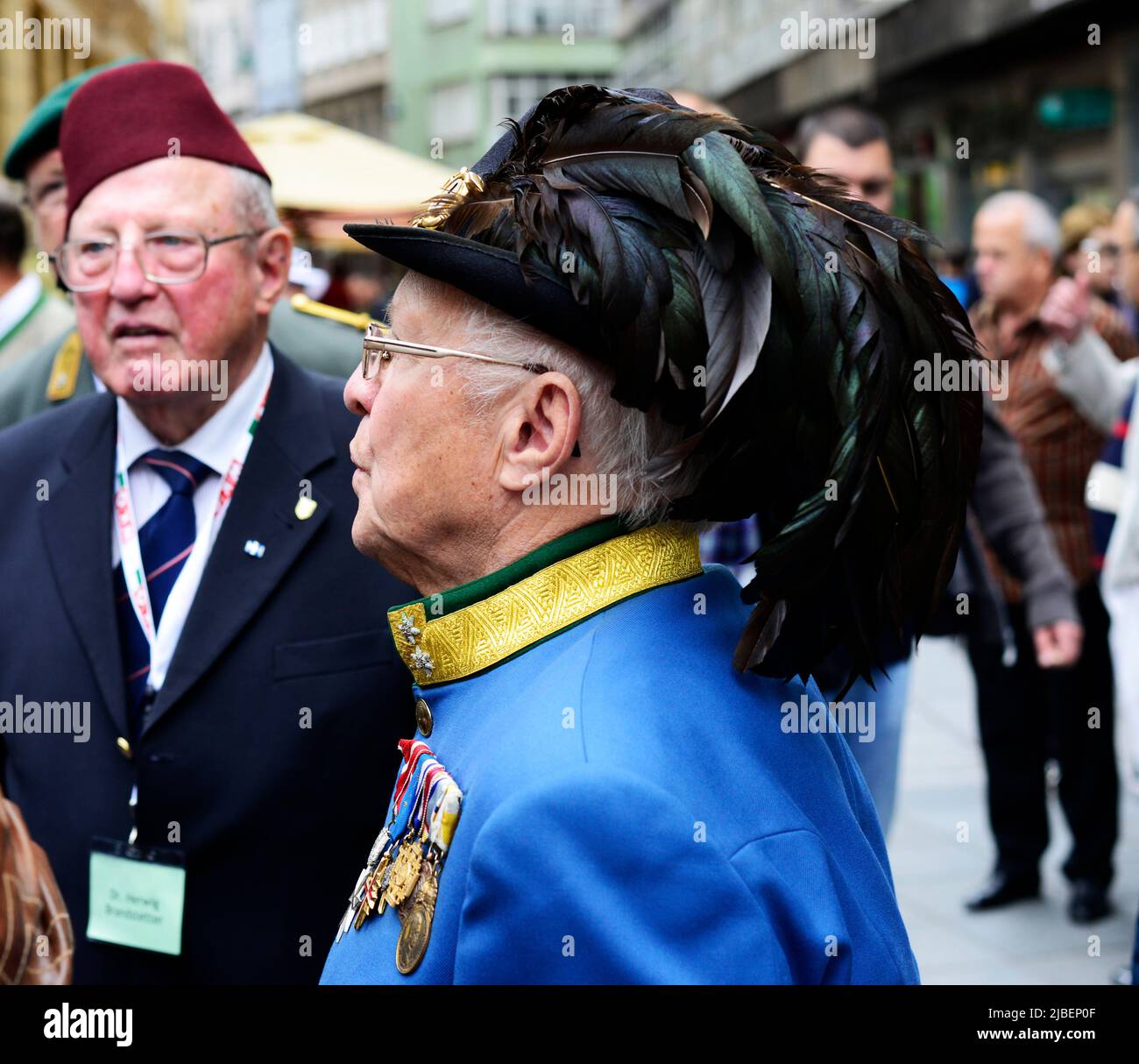 6 juin 2013. Deux anciens combattants de la guerre mondiale se réunissent pour une cérémonie du mémorial de la flamme éternelle à Sarajevo, en Bosnie-Herzégovine. Banque D'Images