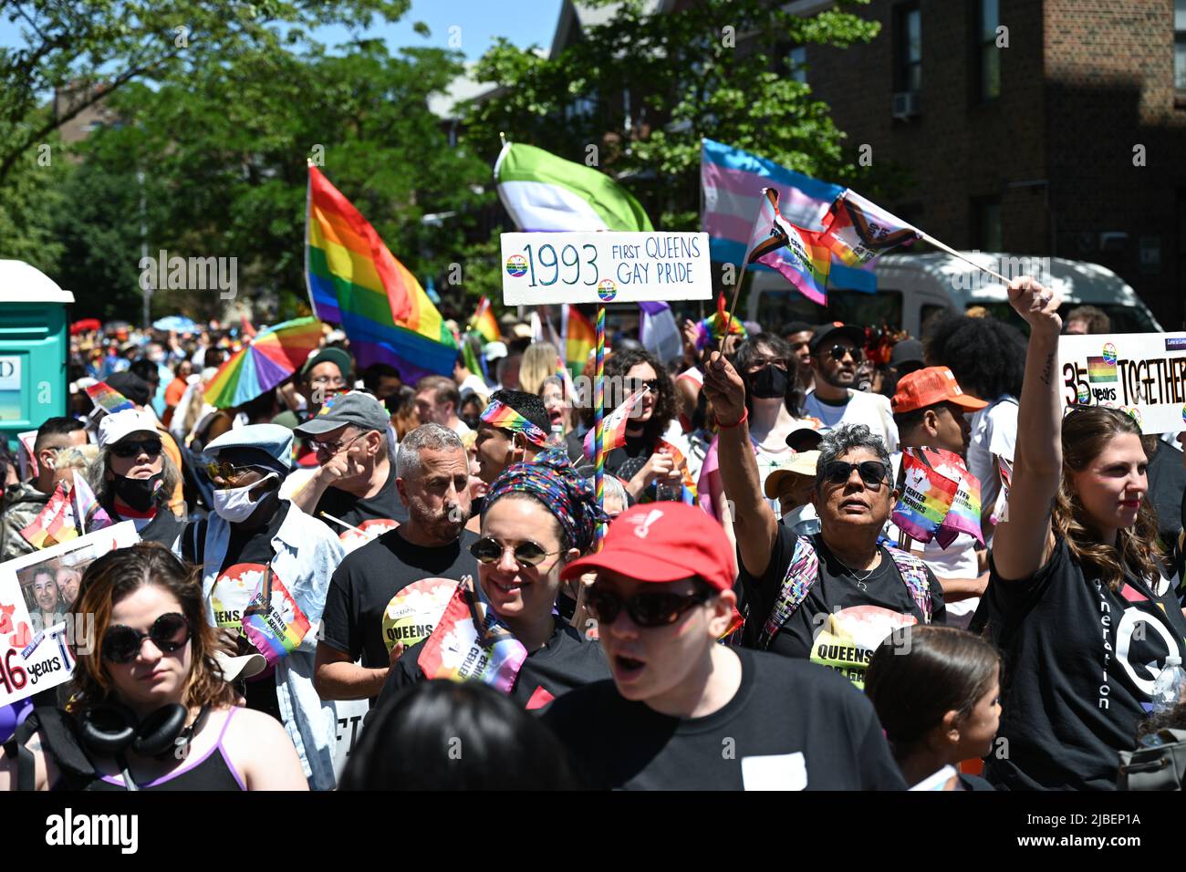 Les gens assistent à la parade annuelle de la fierté du Queens 30th sur 5 juin 2022, dans le quartier de Jackson Heights de Queens, à New York. Banque D'Images