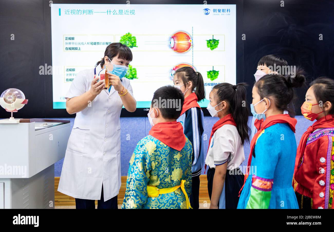 HOHHOT, CHINE - le 6 JUIN 2022 - l'ophtalmologiste Yu Fengjuan explique la science de la santé oculaire aux élèves de l'école primaire Nanchaihuo Shijie de Yuquan distr Banque D'Images