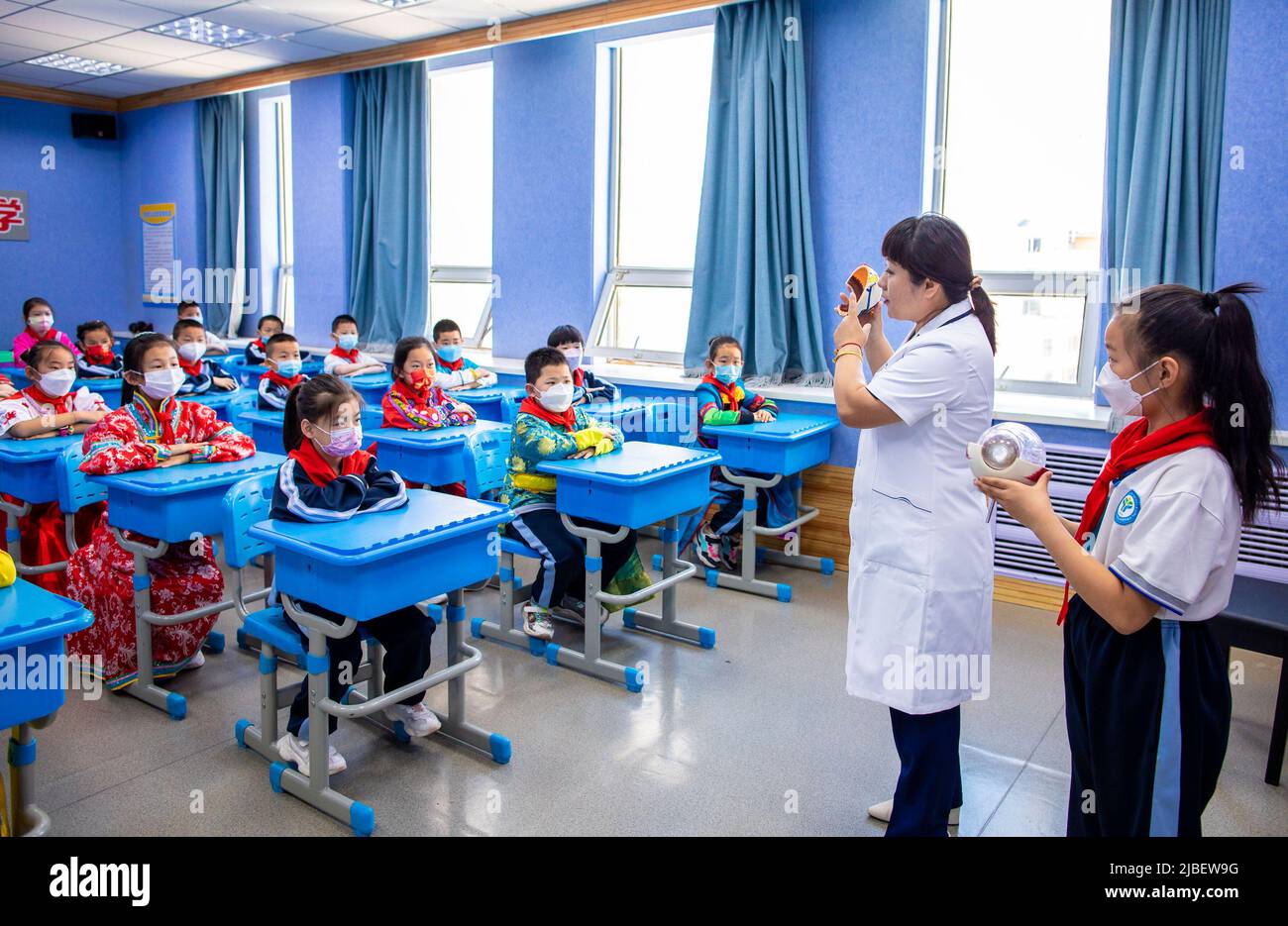 HOHHOT, CHINE - le 6 JUIN 2022 - l'ophtalmologiste Yu Fengjuan explique la science de la santé oculaire aux élèves de l'école primaire Nanchaihuo Shijie de Yuquan distr Banque D'Images