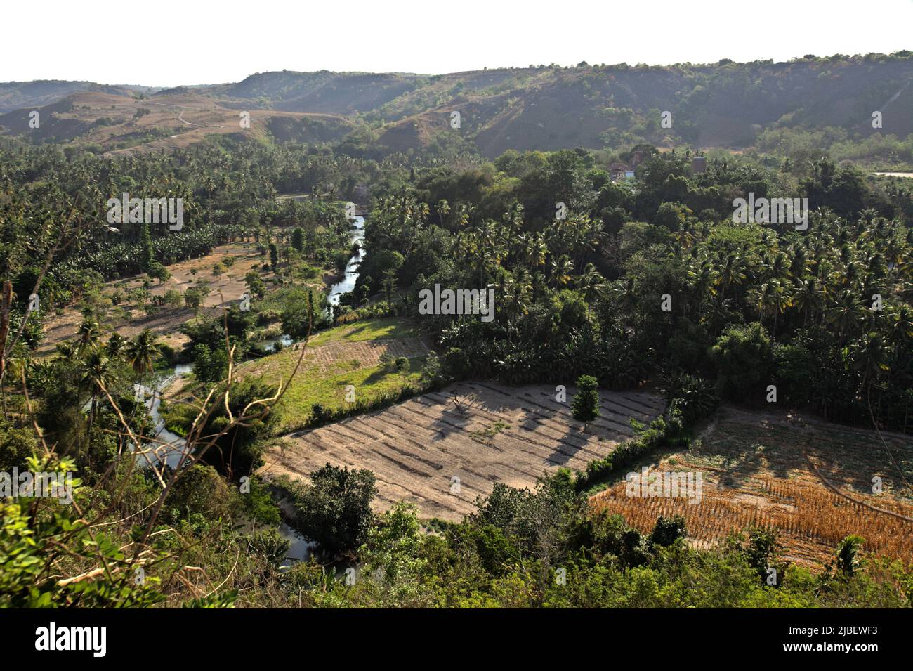 Paysage d'une vallée verte traversée par une rivière à Praiyawang, Rindi, Sumba est, Nusa Tenggara est, Indonésie. Banque D'Images