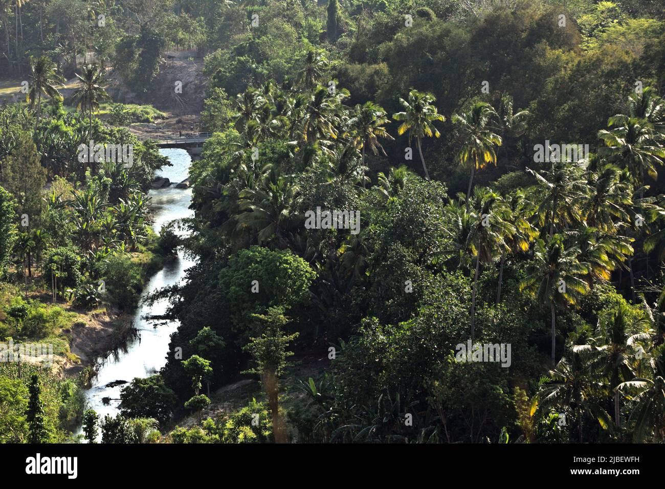 Paysage d'une vallée verte traversée par une rivière à Praiyawang, Rindi, Sumba est, Nusa Tenggara est, Indonésie. Banque D'Images