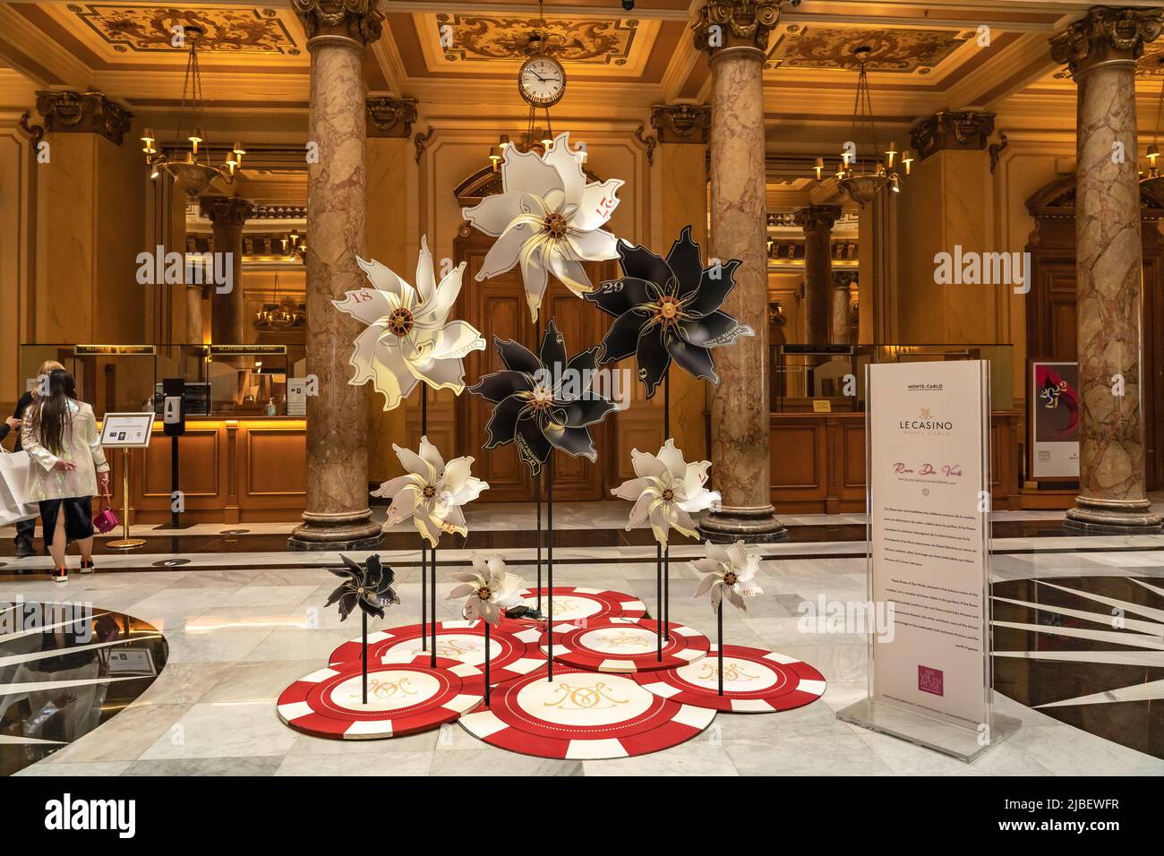 Le Casino de Monte-Carlo est connu pour accueillir de hauts rouleaux, rendus célèbres par les films de James Bond Banque D'Images