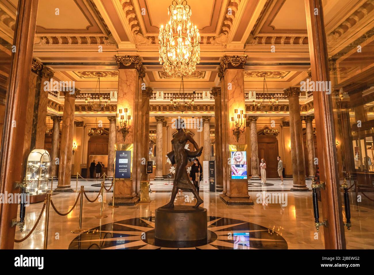 Le Casino de Monte-Carlo est connu pour accueillir de hauts rouleaux, rendus célèbres par les films de James Bond Banque D'Images