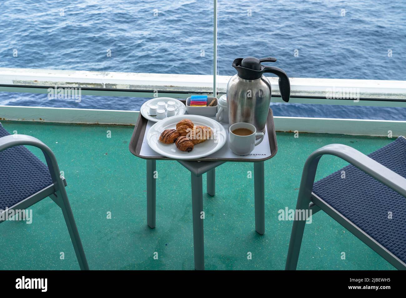 Petit déjeuner sur le balcon d'un bateau de croisière Banque D'Images
