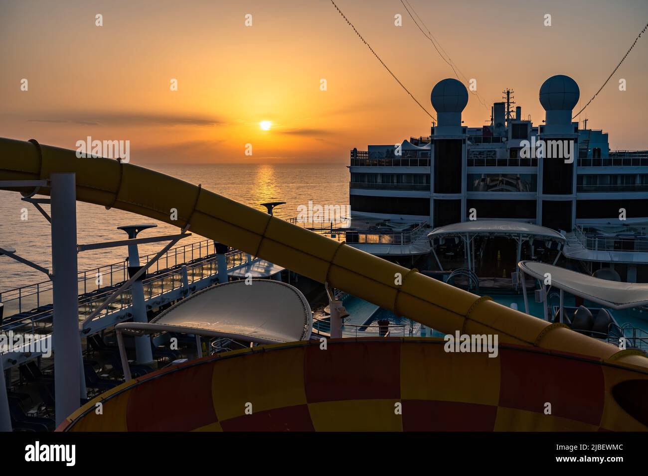 Lever du soleil en Méditerranée sur le bateau de croisière Epic norvégien Banque D'Images