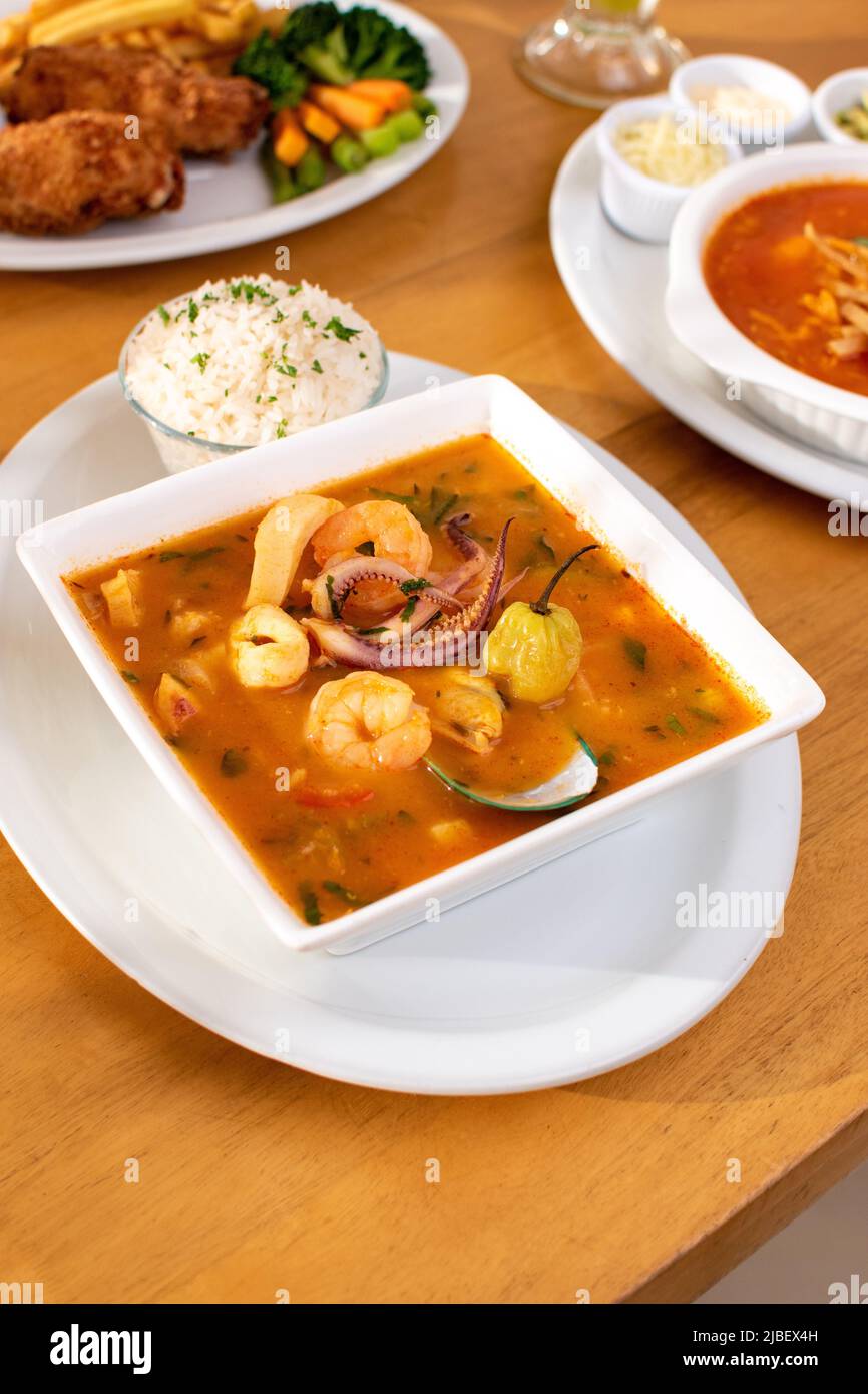 Soupe de fruits de mer costaricaine avec riz et autres plats Banque D'Images