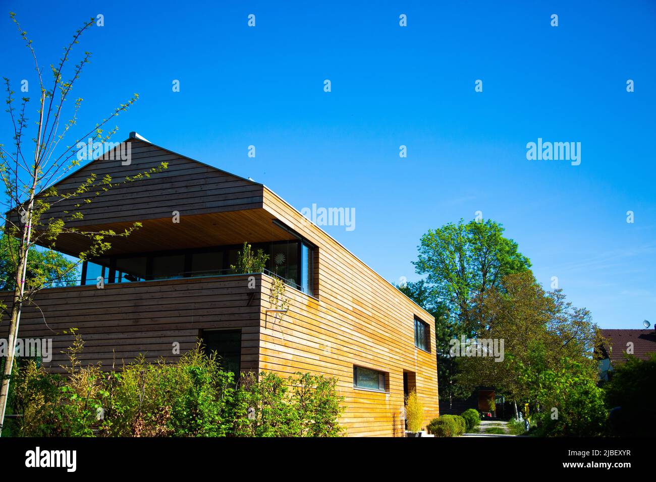maison moderne en bois avec ciel bleu, vue latérale Banque D'Images