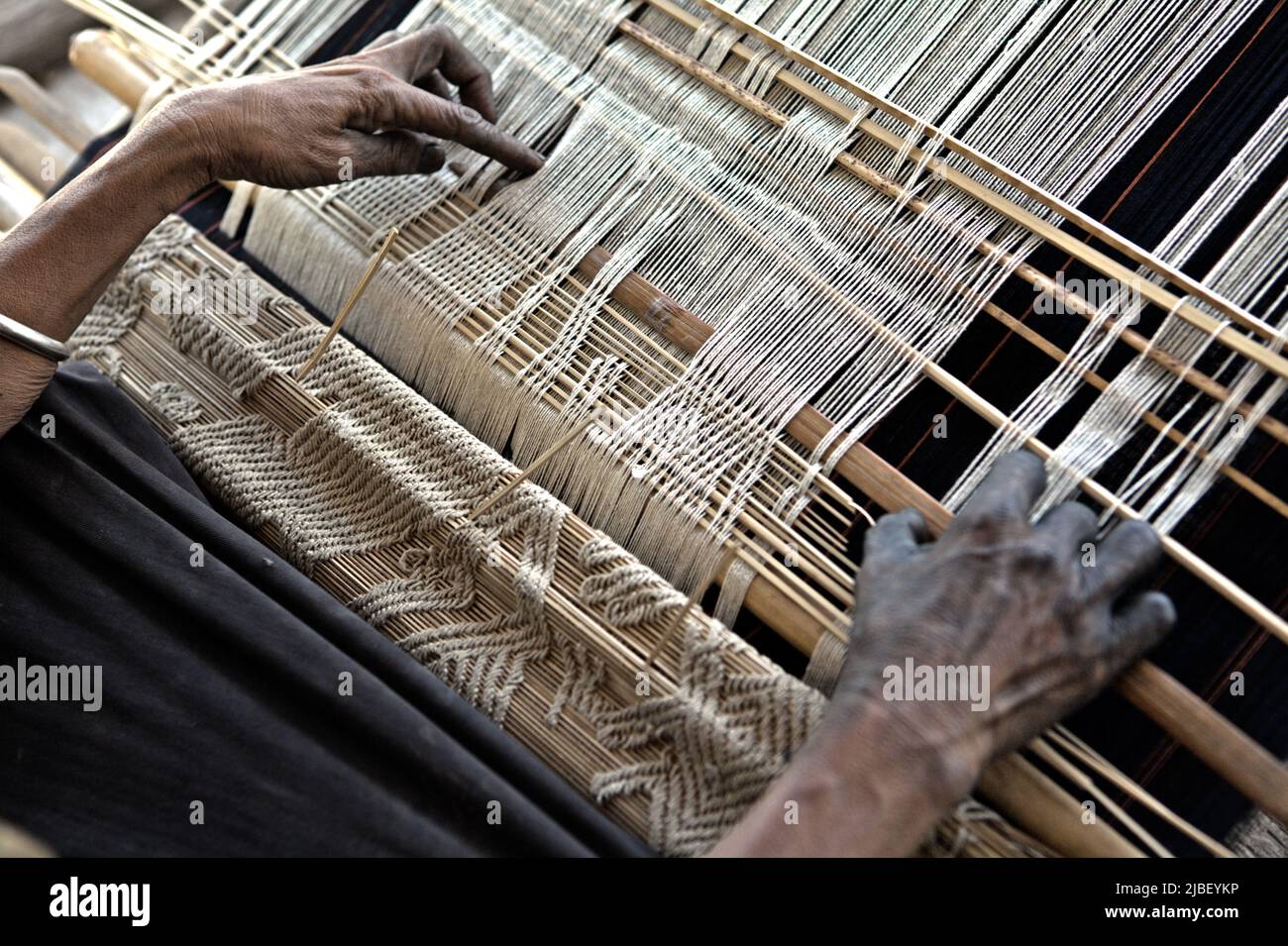 Une femme tissage de textile traditionnel dans le village d'Umabara, Watu Hadang, Umalulu, Sumba est, Nusa Tenggara est, Indonésie. Banque D'Images