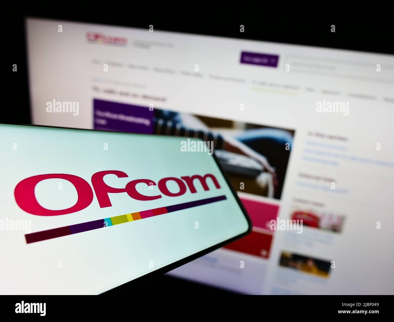 Smartphone avec le logo de l'Office of Communications (Ofcom) de l'autorité britannique à l'écran, devant le site Web. Mise au point au centre-gauche de l'écran du téléphone. Banque D'Images