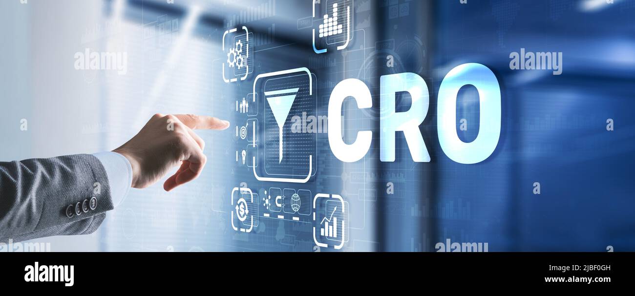 Optimisation du taux de conversion. CRO Technology Finance concept homme d'affaires appuyant sur un écran virtuel Banque D'Images