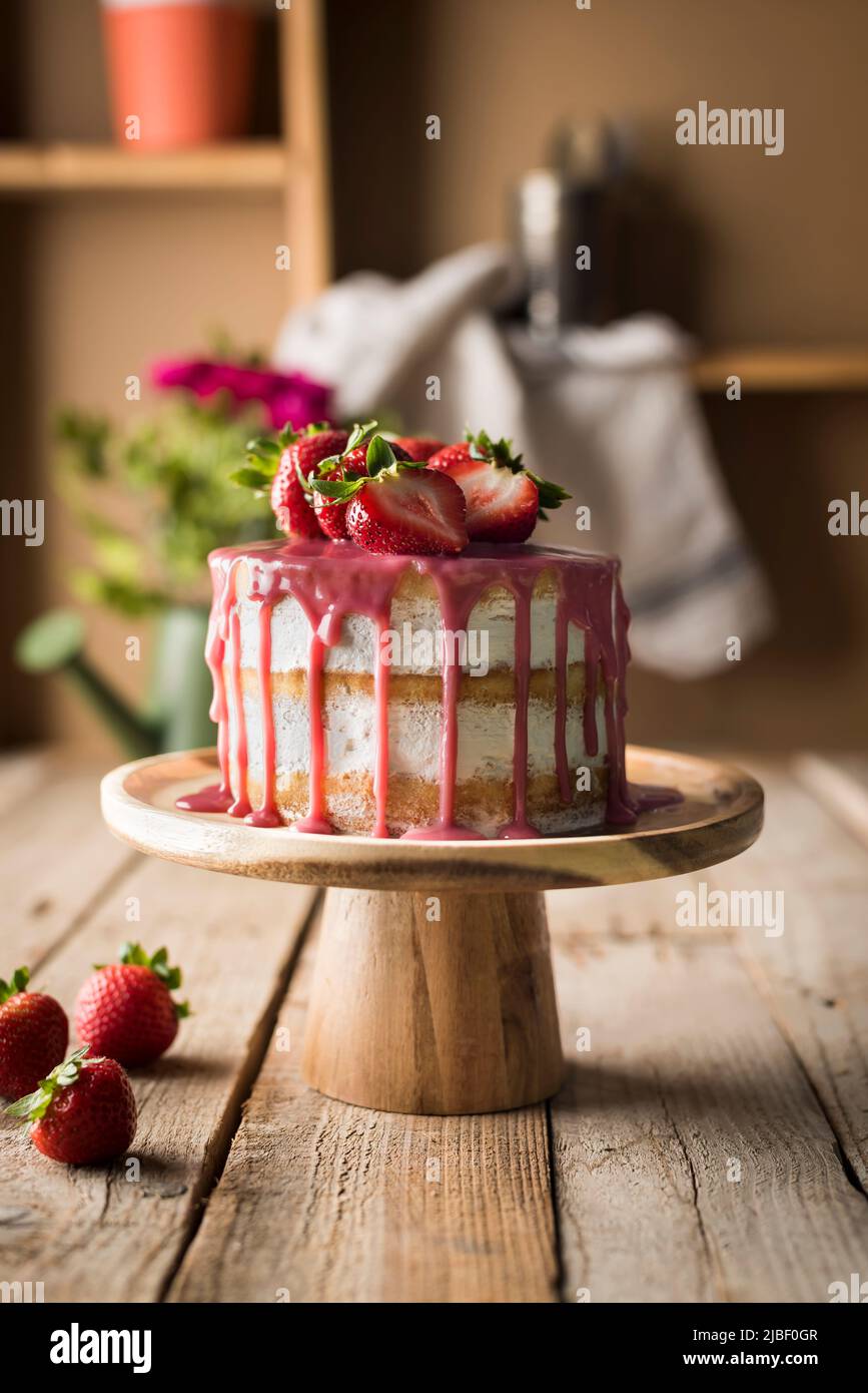 Photographie de gâteau de fraise maison faite sur une vieille table en bois utilisant la fenêtre lumière naturelle Banque D'Images