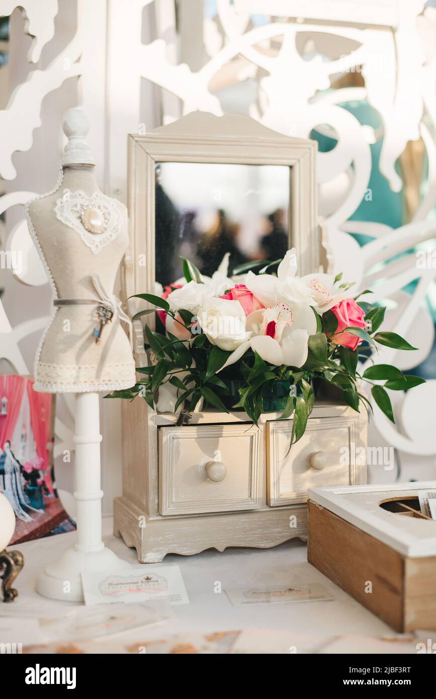 Arrangement floral d'orchidée blanche dans le décor d'une chambre ou d'un mariage Banque D'Images