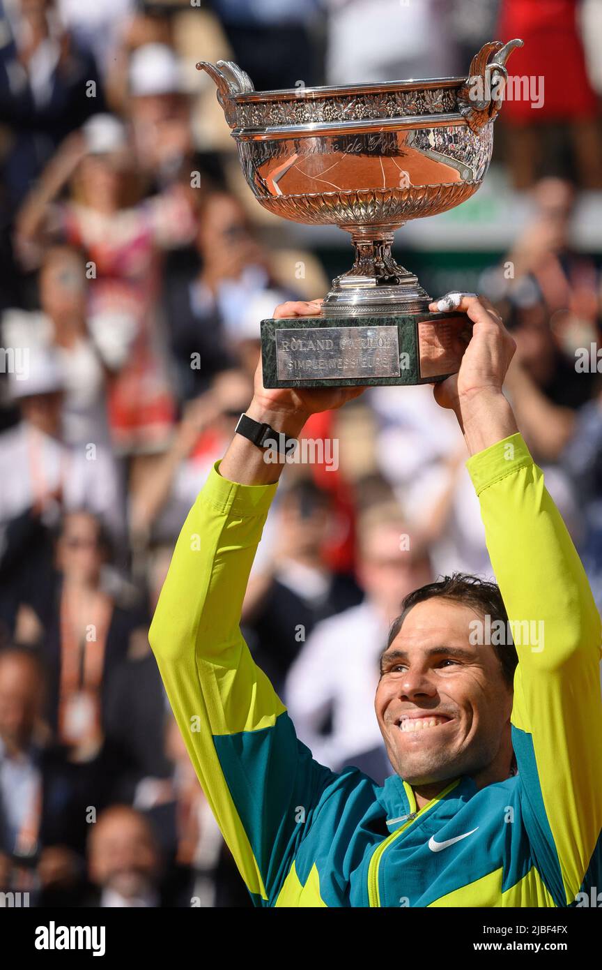 Paris, France, 5 juin 2022, vainqueur Rafael Nadal d'Espagne lors de la  cérémonie du trophée de la finale masculine au cours du jour 15 de l'Open  de France 2022, deuxième Grand Chelem