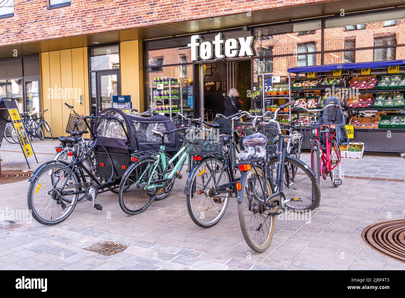 Vélos garés en face d'un supermarché dans la ville historique d'Odense. Odense, Fyn, Danemark, Europe Banque D'Images