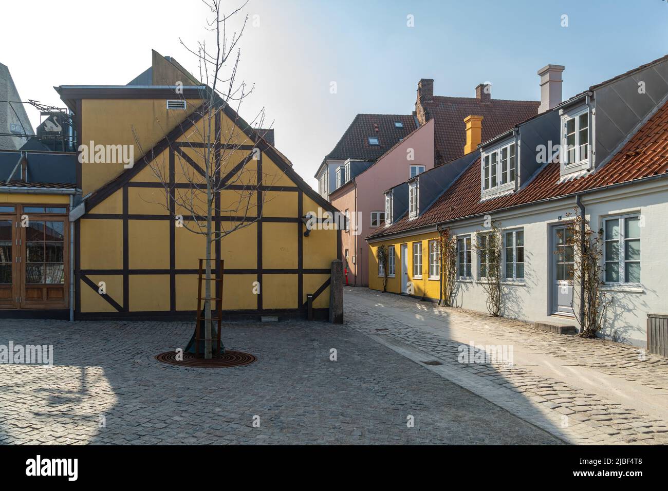 Entrepôts traditionnels à colombages et maisons jaunes anciennes dans le centre-ville historique d'Odense. Odense, Fyn, Danemark, Europe Banque D'Images