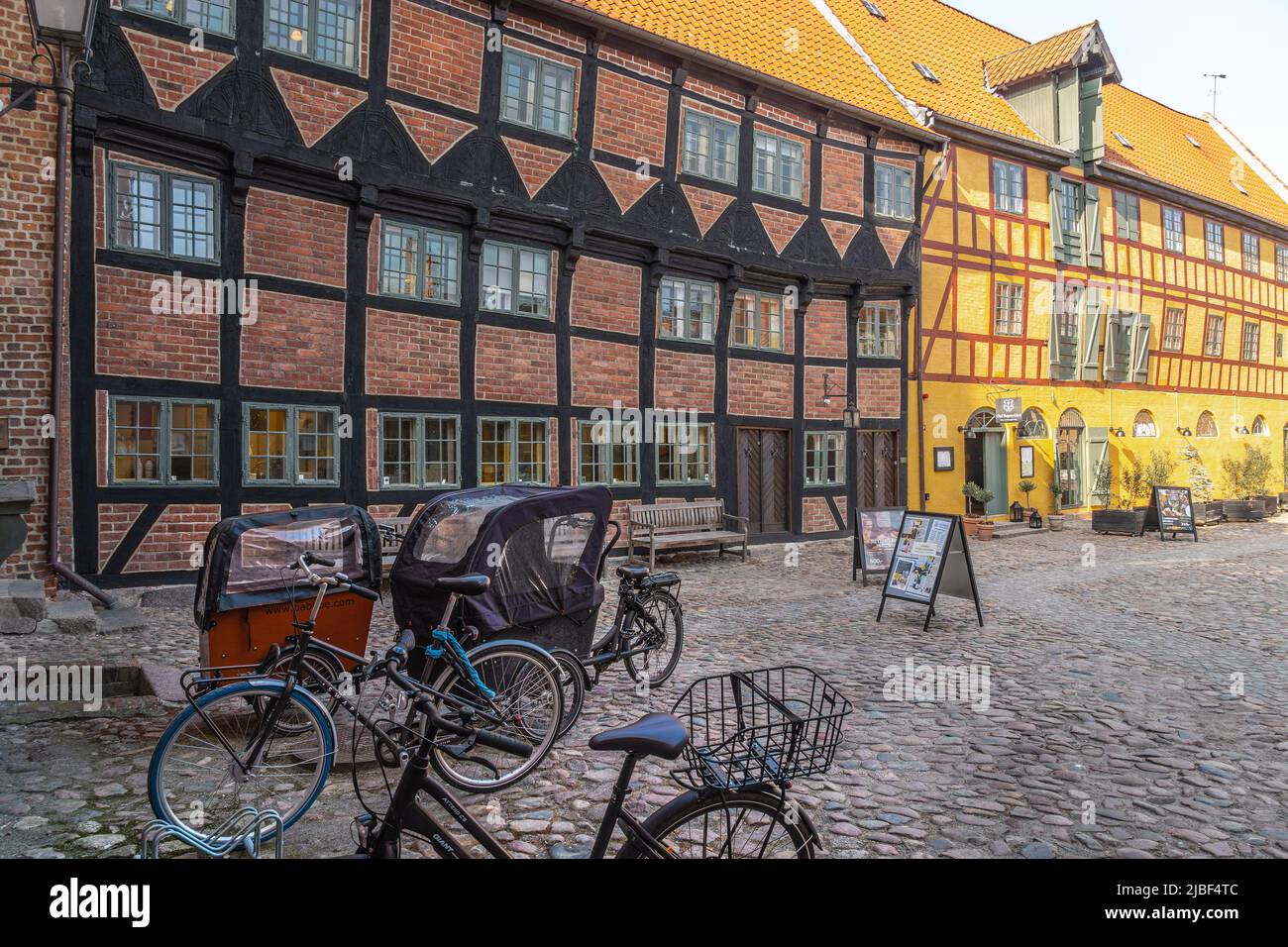 Entrepôts traditionnels à colombages et maisons jaunes anciennes dans le centre-ville historique d'Odense. Odense, Fyn, Danemark, Europe Banque D'Images