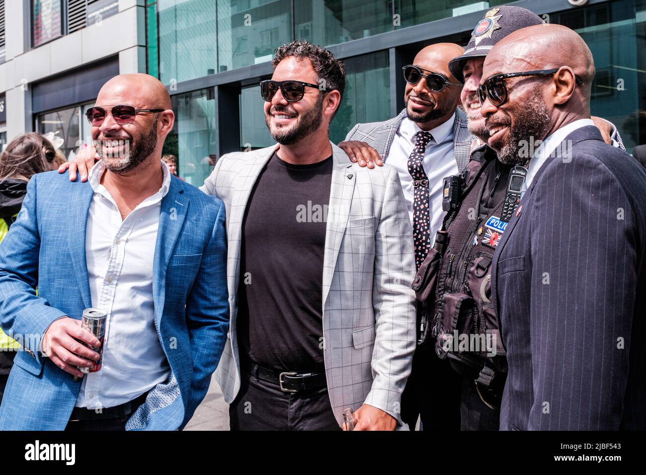 Epsom Surrey, Londres Royaume-Uni, 04 juin 2022, quatre amis hommes noirs posant avec pour Une photo avec Un policier Banque D'Images