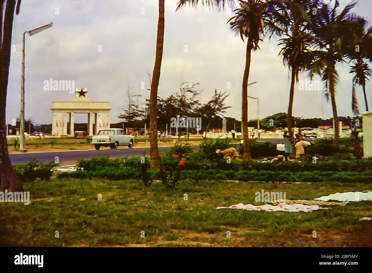 Black Star Gate a été construit en 1961 sur la place de l'indépendance à Accra, au Ghana. Cette image a été prise peu de temps après sa réalisation. Banque D'Images