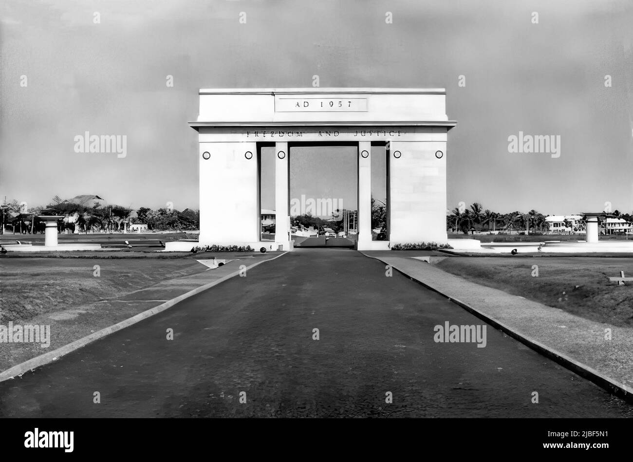 Black Star Gate a été construit en 1961 sur la place de l'indépendance à Accra, au Ghana. Cette image a été prise peu de temps après sa réalisation. Banque D'Images