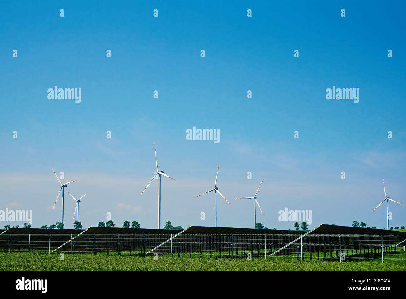 Générateur de turbine à vent et panneaux de batterie solaire contre ciel bleu, concept de l'énergie propre, renouvelable, durable, alternative Banque D'Images