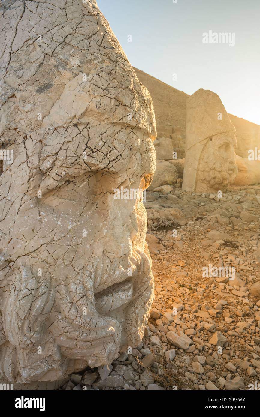 Statues anciennes au lever du soleil sur la montagne Nemrut en Turquie. Banque D'Images