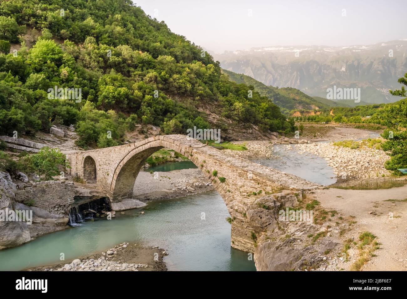 Ancien pont en pierre en forme d'arche et bains thermaux de Benja à Permet, Albanie Banque D'Images