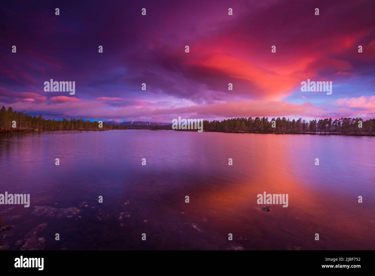 Ciel coloré au lever du soleil sur le lac Isteren à Engerdal kommune, Norvège, Scandinavie. Banque D'Images