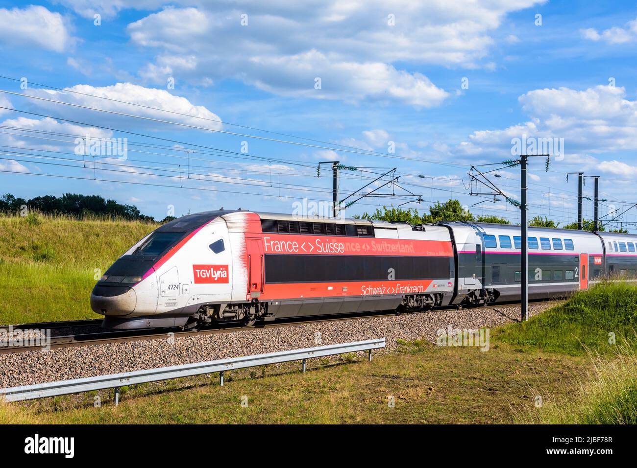 Un train TGV Euroduplex à grande vitesse de la compagnie ferroviaire franco-suisse Lyria vous conduit à Paris sur le LGV Sud-est à la campagne. Banque D'Images